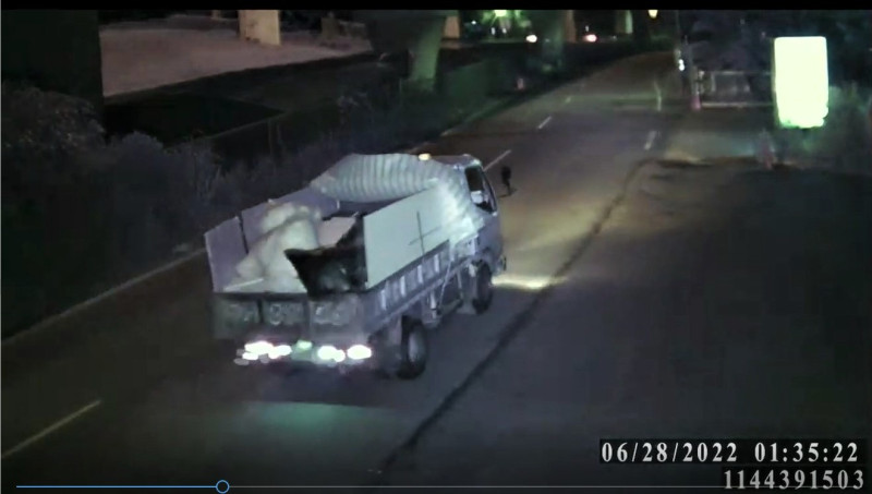五股夏綠地監視器畫面中載運廢棄物之車輛。   圖：新北市環保局提供