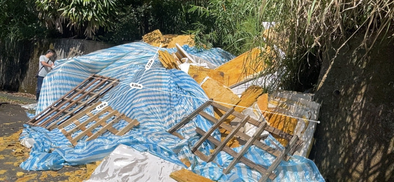 石碇橫坪山區遭非法棄置廢棄泡棉。   圖：新北市環保局提供