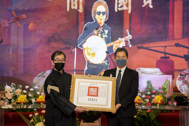 文化部長李永得（右）代表頒贈總統褒揚令，由楊秀卿次子楊欽代表受贈。   圖：文化部/提供
