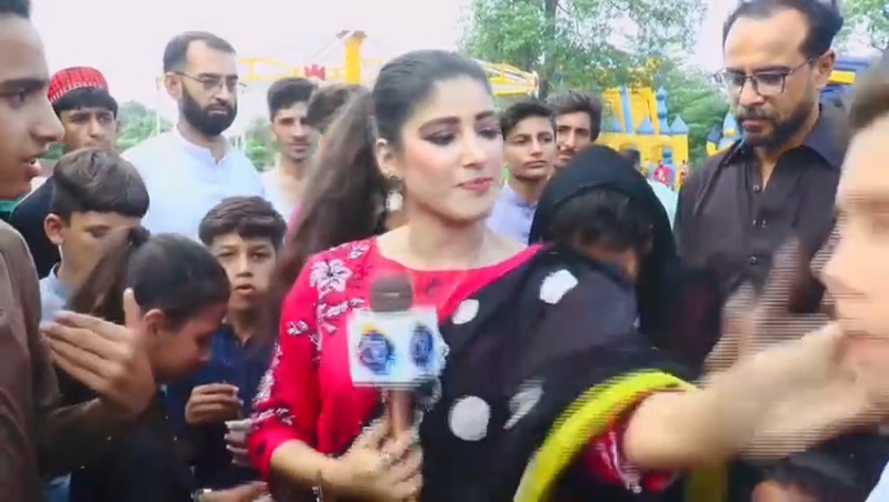 巴基斯坦女記者在直播中甩男童巴掌，引起爭議。   圖：擷取自環球網
