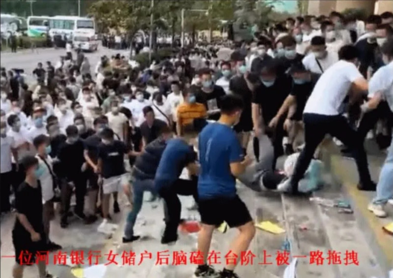 7月10日河南鄭州數千民眾抗議存款凍結，現場爆發武警推打維權人士衝突。   圖：翻攝微博
