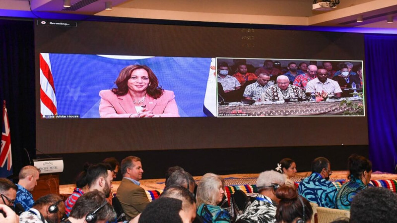 美國副總統賀錦麗在太平洋島國論壇峰會發表視訊演說，宣布美國加強區域參與相關措施。   圖：翻攝推特