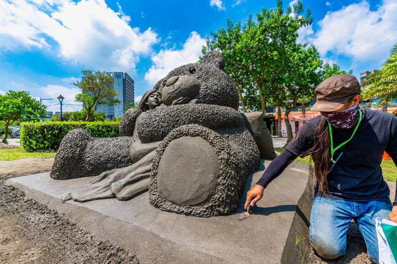 沙雕作品「熊抱」。   圖：新北市水利局提供