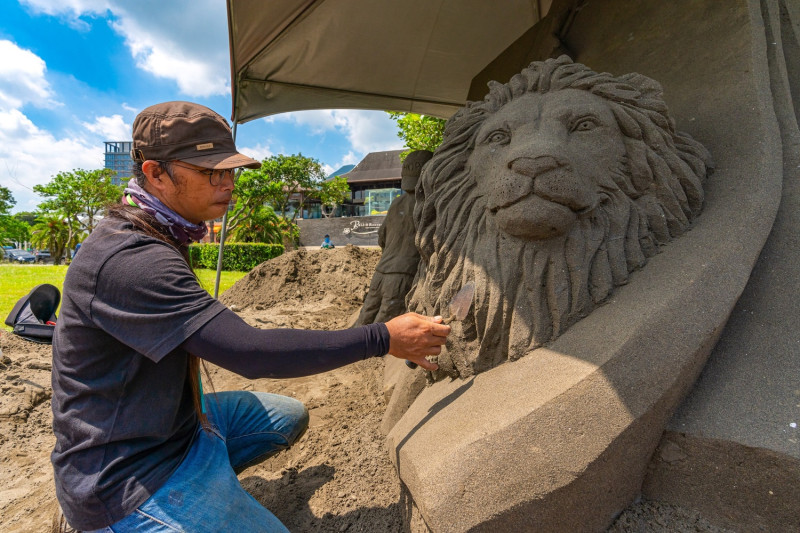 將從沙雕中跳出的生動獅子。   圖：新北市水利局提供