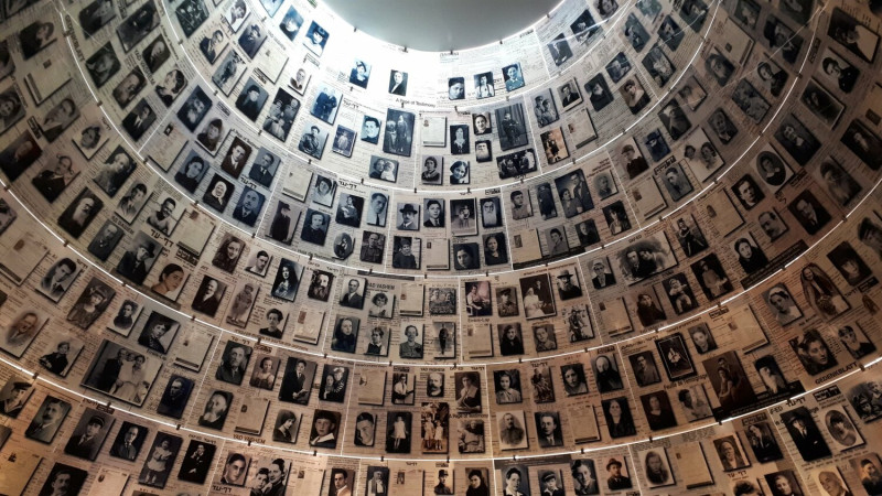 13 日出訪以色列，並參觀當地猶太人大屠殺紀念館（Yad Vashem），緬懷 600 餘萬遭納粹屠殺的罹難者。   圖：擷自推特@EUinIsrael