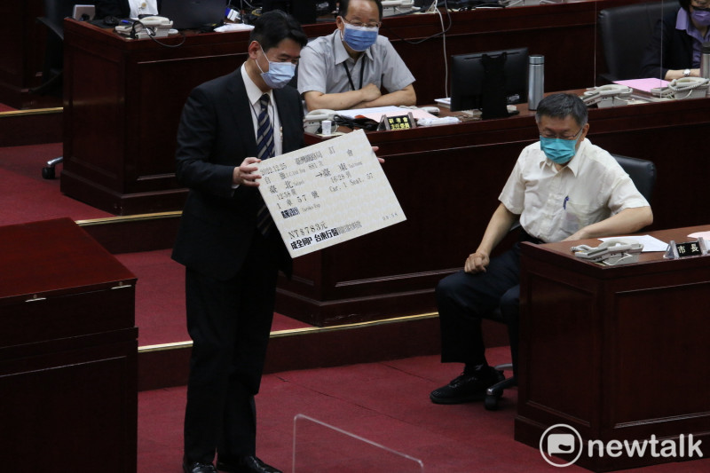 台北市議員王世堅贈送往台東車票給即將卸任的台北市長柯文哲。   圖：周煊惠 / 攝