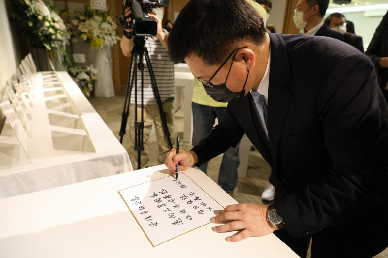 民進黨新北市長參選人林佳龍今弔唁日本前首相安倍晉三。   圖：林佳龍辦公室 / 提供