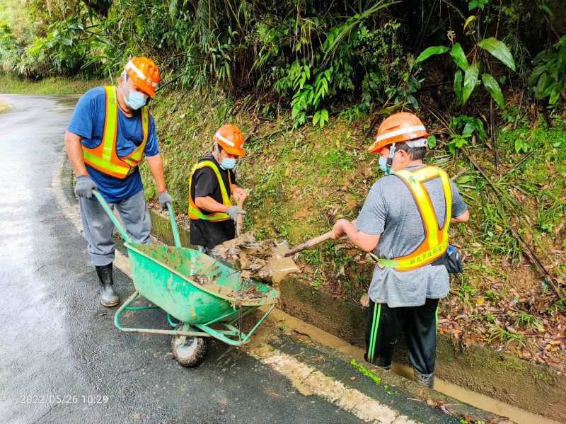 環保局提供超過600職缺，，工作包含協助溝渠清疏，避免水溝淤積堵塞。   圖：新北市就服處提供