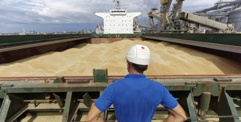 由於俄軍封鎖黑海港口，超過 2000 萬噸糧食仍滯留在烏克蘭。   圖：擷自推特@u24_news