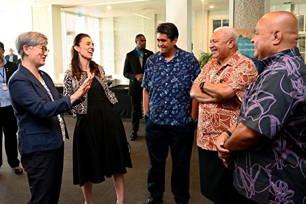 2022年7月12日多位領導人聚集在斐濟首都蘇瓦的太平洋島嶼論壇上。左起，澳洲外長黃英賢（Penny Wong）、紐西蘭總理阿爾登（Jacinda Ardern）、帛琉總統惠恕仁（Surangel Whipps Jr.）、斐濟總理巴依尼馬拉馬（Frank Bainimarama）和密克羅尼西亞聯邦總統帕努埃洛（David Panuelo）   圖: 翻攝自陸媒《大紀元時報》（資料照）
