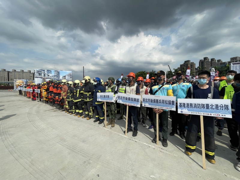 總計動員總人數超過1800人、各式車輛200輛、無人機20架次及直升機4架次參與演習。   圖：新北市消防局提供