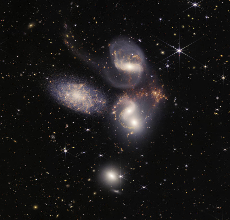 韋伯太空望遠鏡所拍攝的史蒂芬五重星系。   圖：擷取自NASA網頁