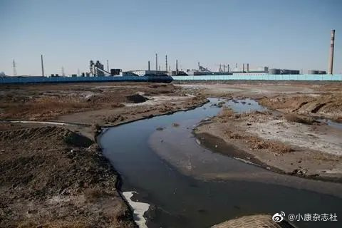 中國遼寧省葫蘆島市的空氣異味問題嚴重，問題指向工廠違法排放。   圖：翻攝自微博