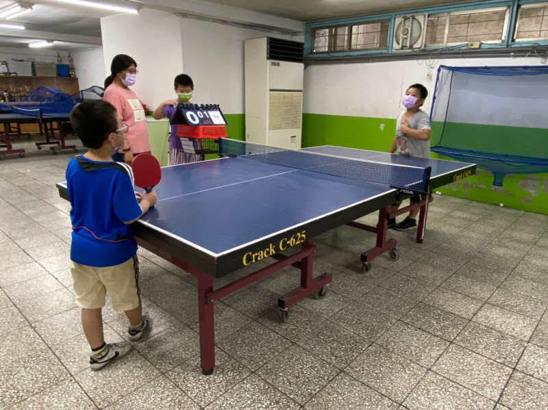 桌球班的學員在學習桌球技巧的同時，也學習如何用排灣語計算比分，體驗不同以往的桌球課程。   圖：新北市原民局提供