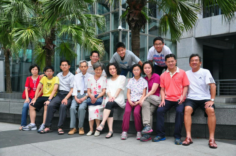 王春財（左四）與家人。   圖：板橋區公所提供