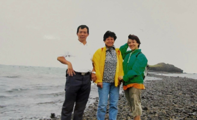 鄭正吉（左）與家人。   圖：板橋區公所提供