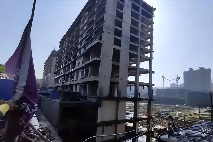中國房市面臨「停債」危機，多處建案停工形成爛尾樓。   圖：擷取自百度（資料照）
