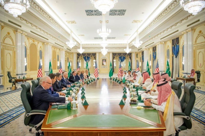 拜登會晤86歲的國王沙爾曼（King Salman）後，接著與王儲和高階官員開會討論。   圖/取自 Foreign Ministry  @KSAmofaEN推特