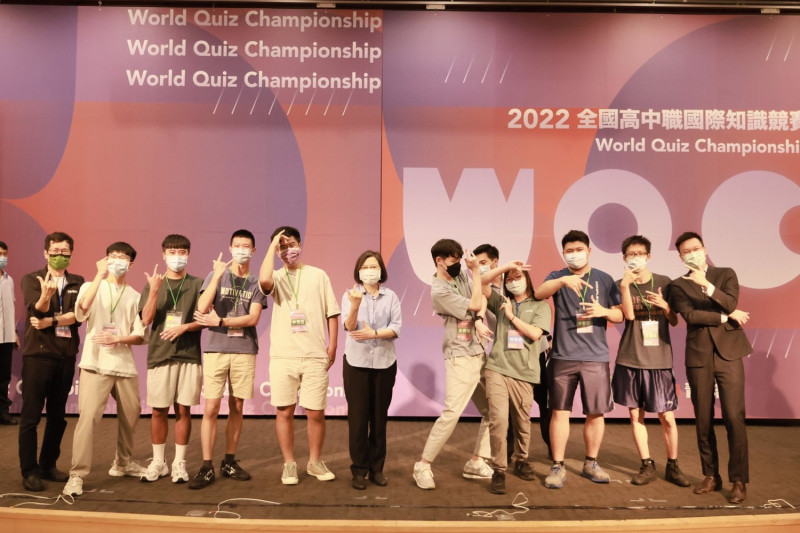 總統蔡英文出席「2022全國高中職國際知識競賽閉幕式」，配合學生擺出搞怪拍照姿勢。   圖：民進黨/提供