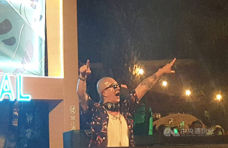 2022高雄旗津啤酒嘉年華與黑沙玩藝節16日同步開幕，並邀請「國民姐夫」具俊曄帶來精彩電音DJ秀，引爆現場氣氛。   圖：中央社提供