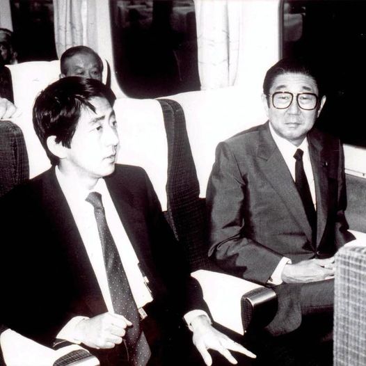 1983年，安倍晉三做為外相秘書陪父親訪問伊朗。   圖：翻攝自矢板明夫臉書