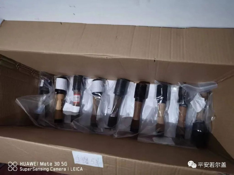 四川省阿壩州若爾蓋縣公安局展開「緝槍治爆」行動，收回198支槍支、4,300發子彈、10枚手榴彈及20斤的炸藥。   圖：翻攝自微博