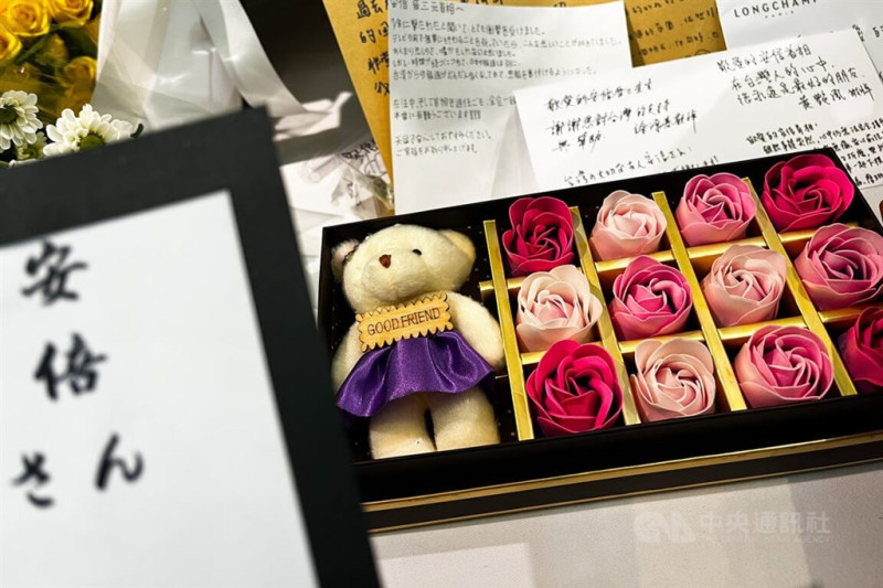台灣民眾特別在追思會場放置「good friend」熊及花朵，感謝安倍力挺台灣。   圖：中央社