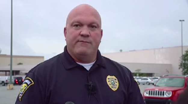美國印第安納州格林伍德市一家商場發生槍擊事件，造成包括槍手在內的 4 人死亡，當地警長說明案發經過。   圖 : 影片截圖