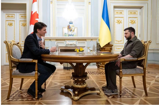 加拿大總理杜魯道(左) 5 月時到基輔，會見烏克蘭總統澤連斯基。   圖 : 翻攝自環球網