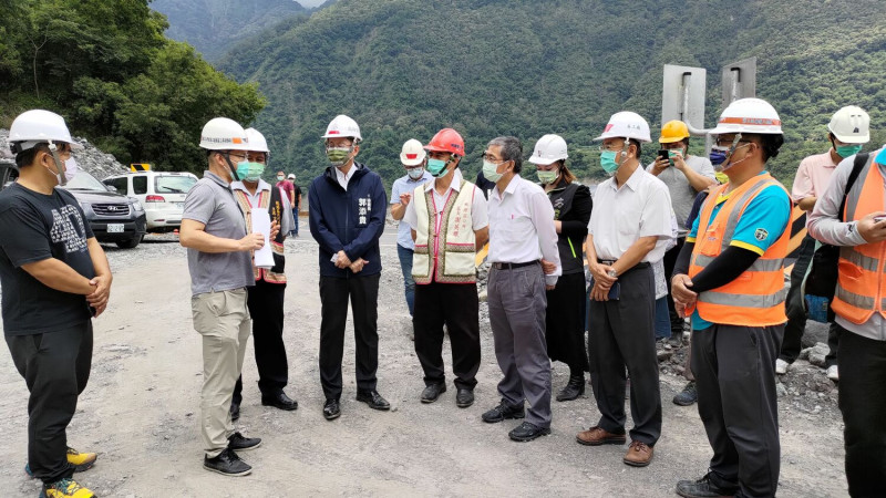 陳其邁(左四)經常上山關心相關工程。   圖：賴文德提供