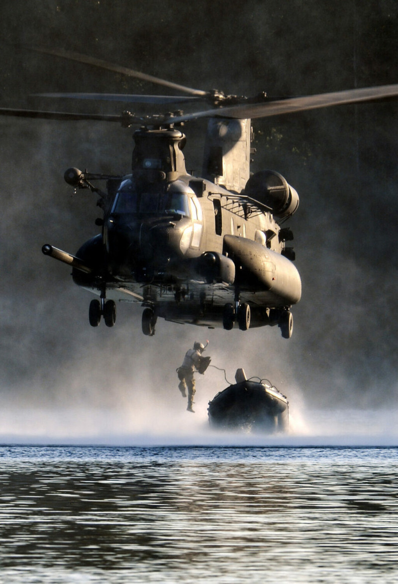 美軍MH-47直升機以懸停方式部署突擊舟艇及人員。 圖：翻攝US Army