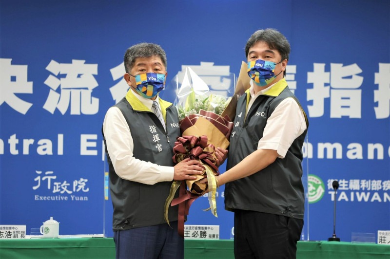 台北市長候選人陳時中（左）與衛福部長王必勝。   圖：中央流行疫情指揮中心提供
