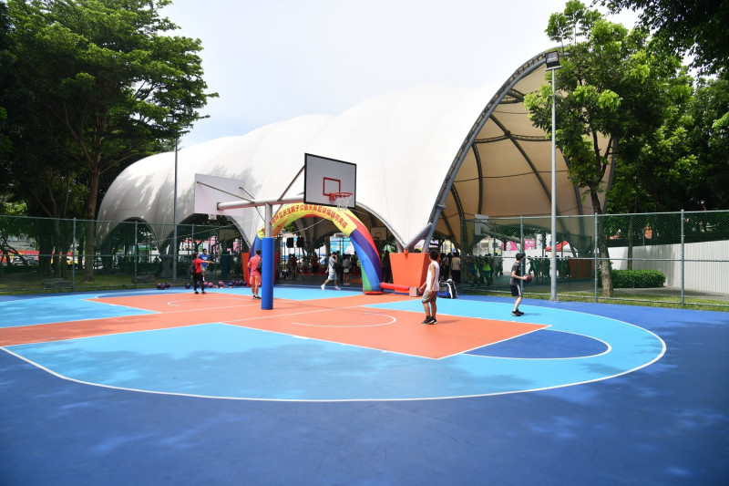 民生親子公園天幕籃球場，是樹林區公園內的第1座天幕球場。   圖：新北市體育處提供