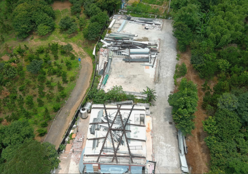 拆除大隊派員強制拆除三芝區山上的屋中屋。   圖：新北市工務局提供