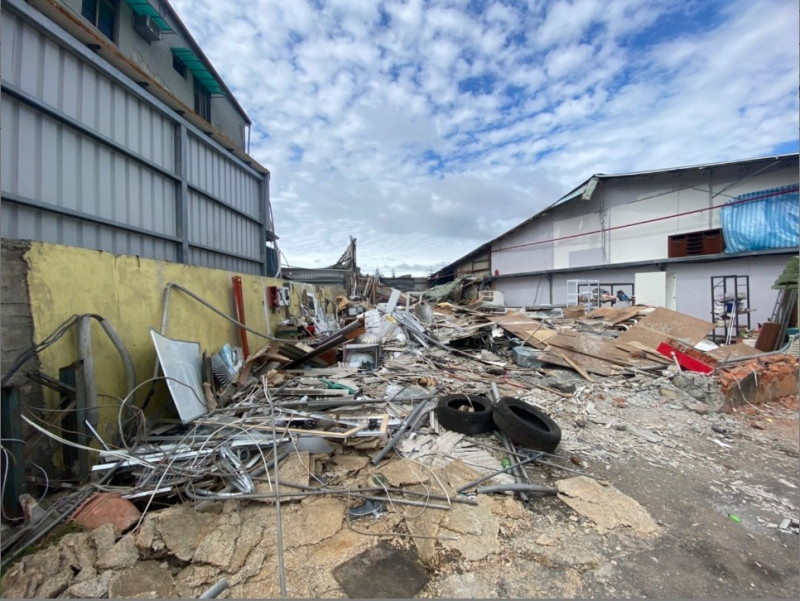 土城永豐路一處鐵皮違建工廠，被拆除後畫面。   圖：新北市工務局提供