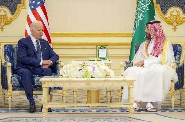 拜登至沙烏地阿拉伯拜會王儲沙爾曼，要求石油增產但空手而回。   圖 : 翻攝自大象觀青史
