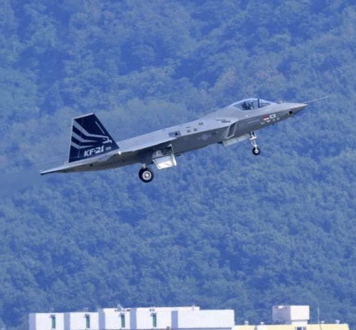 南韓自主研製的KF-21「獵鷹」超音速噴氣式戰鬥機原型機，19日成功完成首次試飛。   圖：翻攝Fighterman_FFRC推特