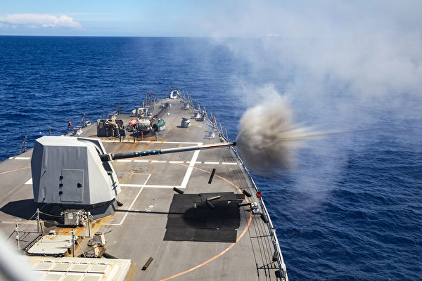 2022年7月6日，美軍的伯克級驅逐艦杜威號（DDG 105）與澳洲和日本戰艦在東海進行實彈射擊演習。   圖 : 翻攝自美國海軍（資料照）