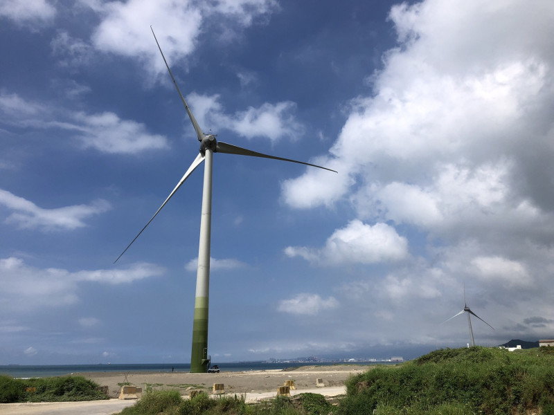 新北市積極發展綠能，轄內共有9支風力發電機組，分布在林口區以及石門區，總設置量達13.34MW（百萬瓦）。   圖：新北市經發局提供