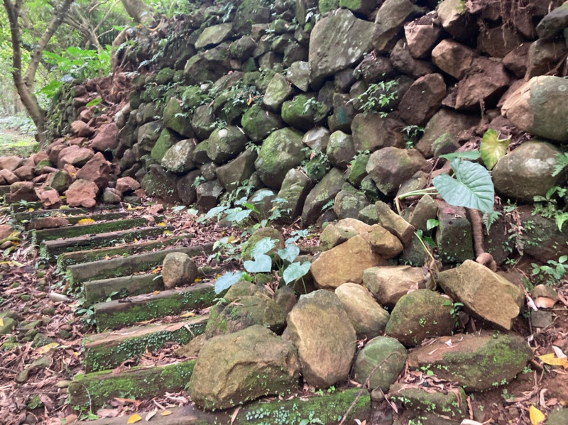 大路崁登山砌石步道修復前。   圖：金山區公所提供