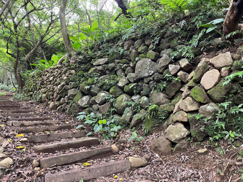 大路崁登山砌石步道修復後。   圖：金山區公所提供