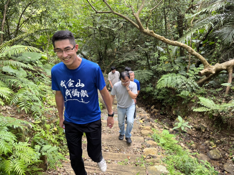 金山區長與觀旅局長與里長民眾一同體驗步道。   圖：金山區公所提供