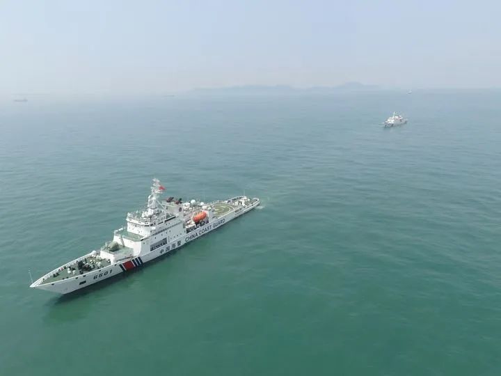 中國海警局「長山艦」(6501)(前)和「石城艦」(6306)(後)組成編隊，前往北太平洋公海執行為期45天的漁業執法巡航任務。   圖：翻攝新華網