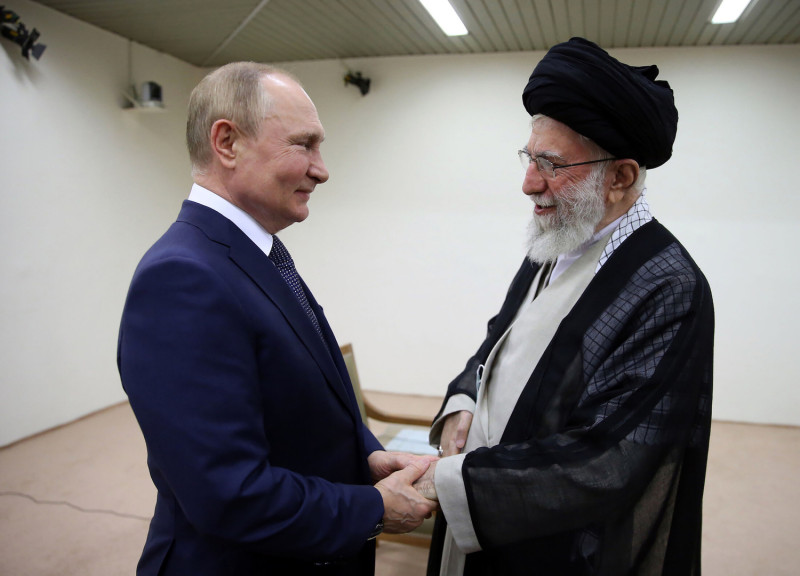 俄國總統普丁（左）與伊朗最高領袖哈米尼（右）會面，哈米尼大力支持普丁在烏克蘭的軍事行動。   圖：達志影像／美聯社（資料照）