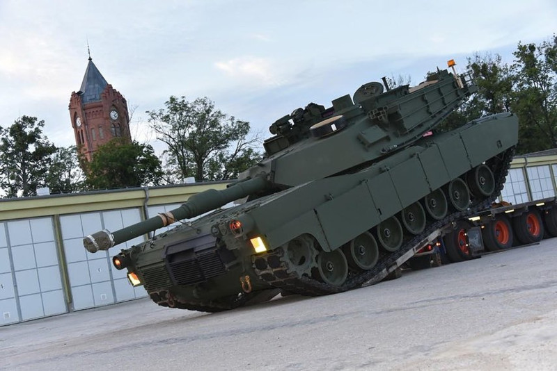 首批美製M1主力戰車，波蘭時間19日送至比德魯斯科(Biedrusko)陸軍訓練中心。   圖：翻攝波蘭國防部官網