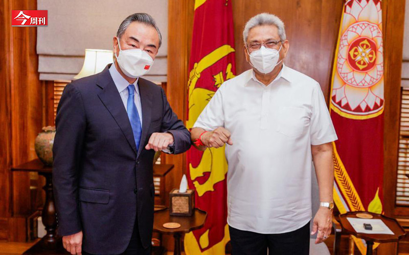 中國外交部長王毅（左）與斯里蘭卡總統戈塔巴雅（Gotabaya Rajapaksa）（右）。   圖：《今周刊》提供（翻攝自Gotabaya-Rajapaksa推特）
