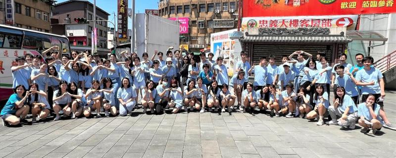 72位海外青年志工來臺攜手33位北大高中，線上英語營伴362位學生。   圖：新北市教育局提供