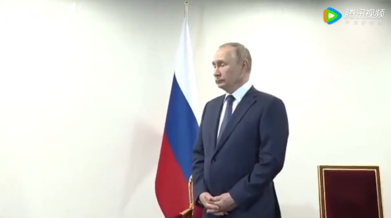 俄羅斯總統普丁出席在伊朗德黑蘭的敘利亞問題高峰會時在記者前乾等土耳其總統艾爾段一分鐘。   圖: 翻攝自《騰訊新聞 》