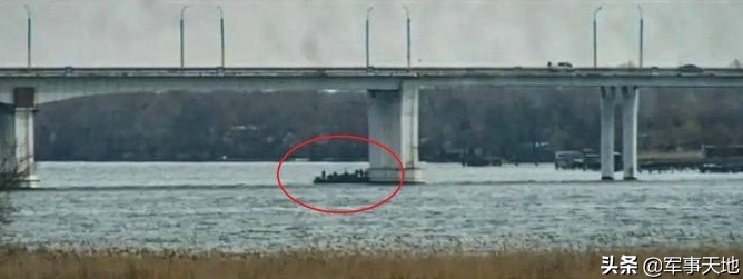 為防止烏軍反擊，俄軍也在赫爾松附近的第聶伯河的安東諾夫斯基大橋埋放炸藥。   圖 : 翻攝自頭條/軍事天地（資料照）