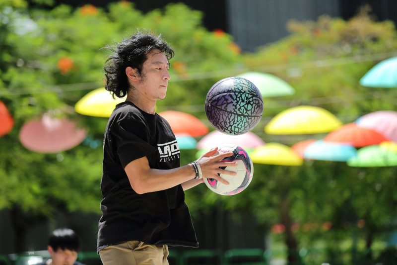 街頭藝人花式籃球表演。   圖：新北市文化局提供